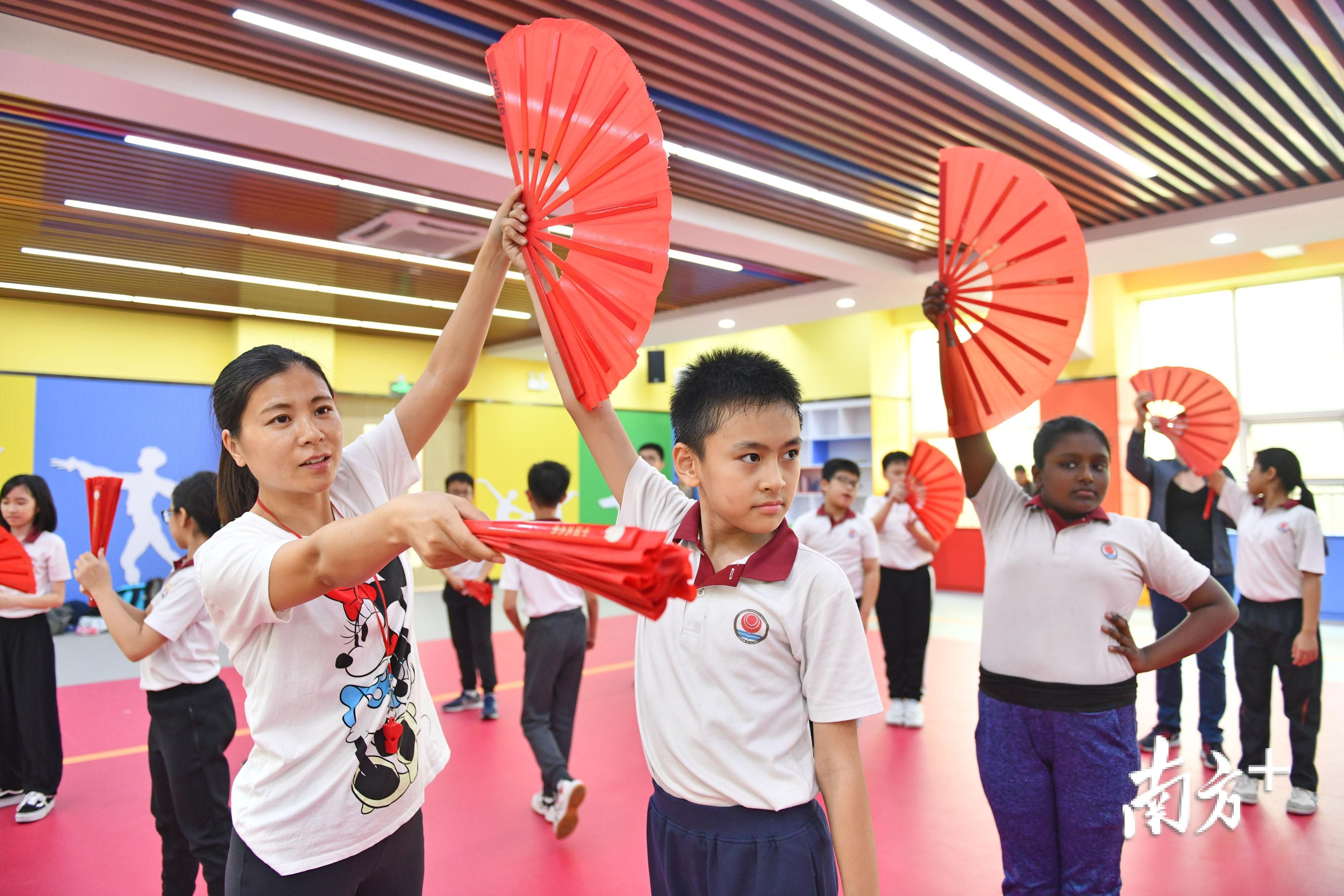 克明小学的交换生们很高兴来到南海学习。戴嘉信 摄