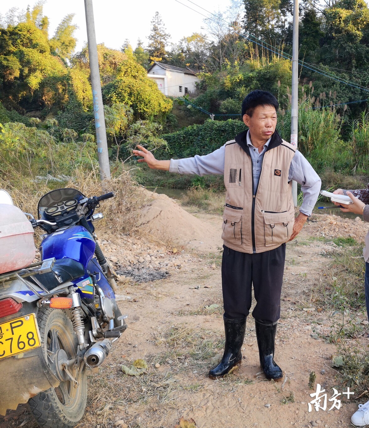 记者随机采访新和村村民李技胜。