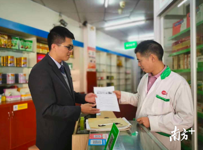 农行南海分行工作人员向药店推荐智慧医疗金融服务模式。农行南海分行供图