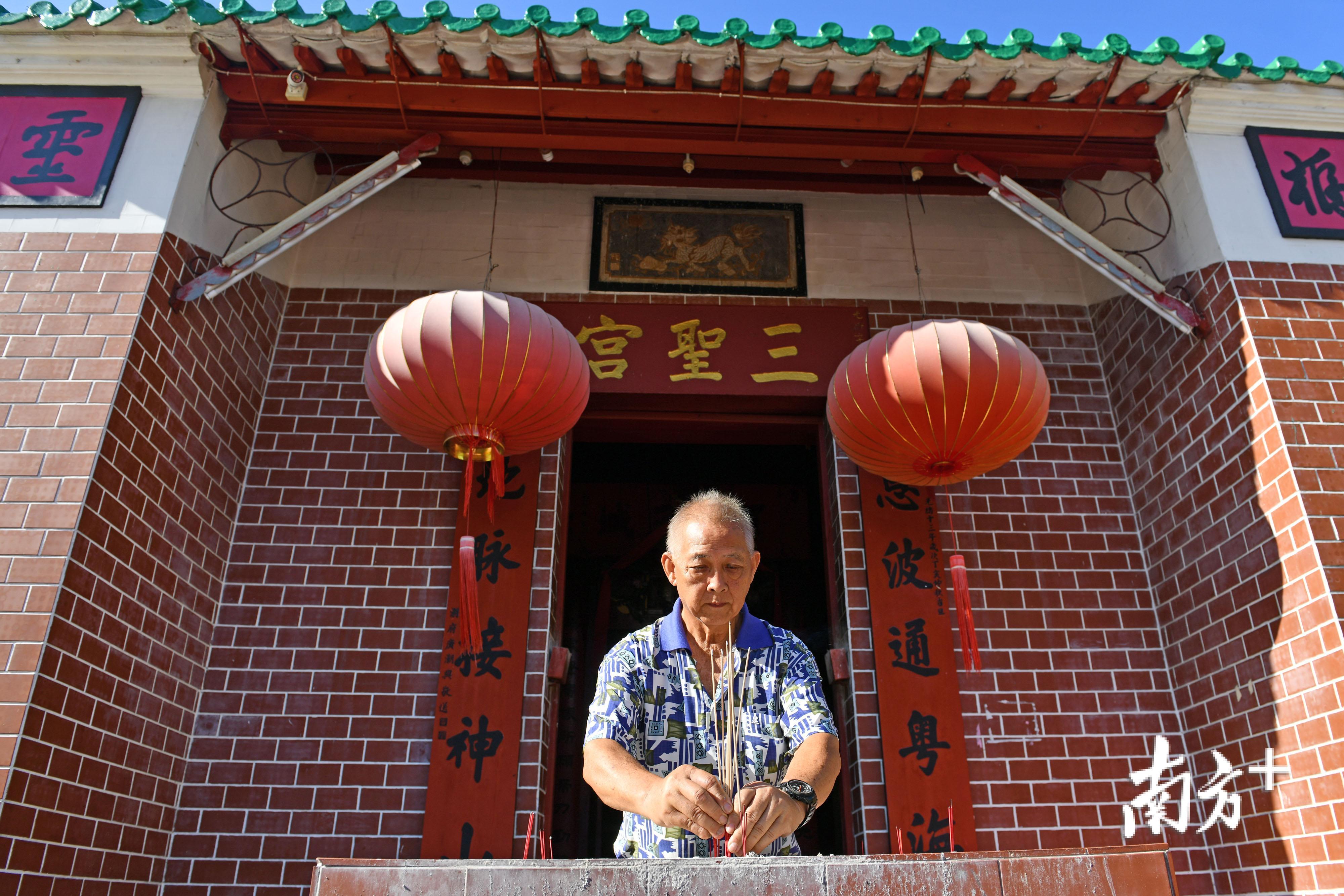 山打根三圣宫，南海乡亲献上一炷清香。一百多年前，三圣宫作为初来山打根的南海人的首个落脚地，为这些异乡人提供了住宿等多种帮助，成为山打根广府人的聚集地。