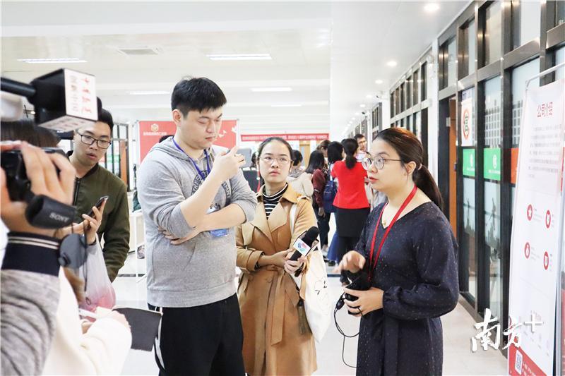 江门市蔷薇家政服务有限公司负责人左乃瀛接受采访。 江门市蔷薇家政服务有限公司负责人左乃瀛接受采访。