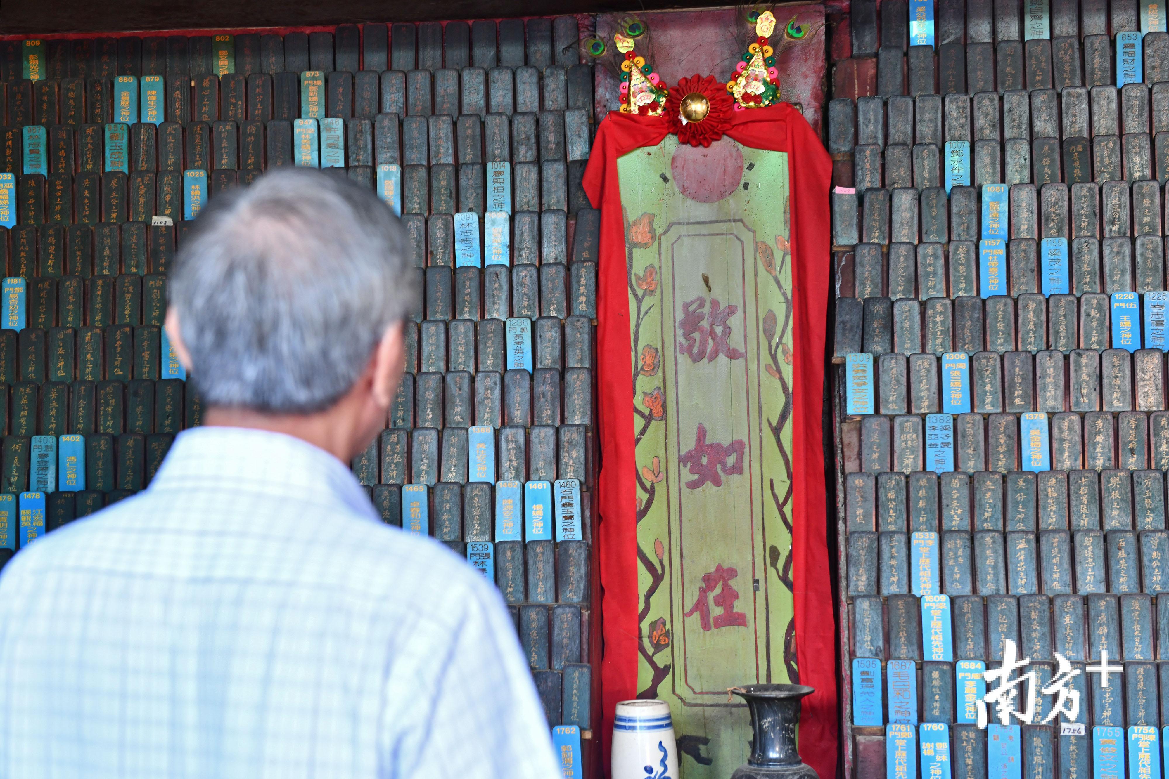 位于山打根三圣宫的义祠安放着2630个岭南人的灵牌，这些逝去的游子在这里得到供奉与安息。