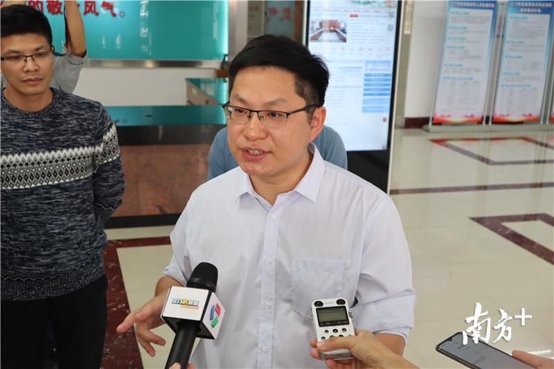江门市人力资源和社会保障局局长钱杰润接受采访。 江门市人力资源和社会保障局局长钱杰润接受采访。