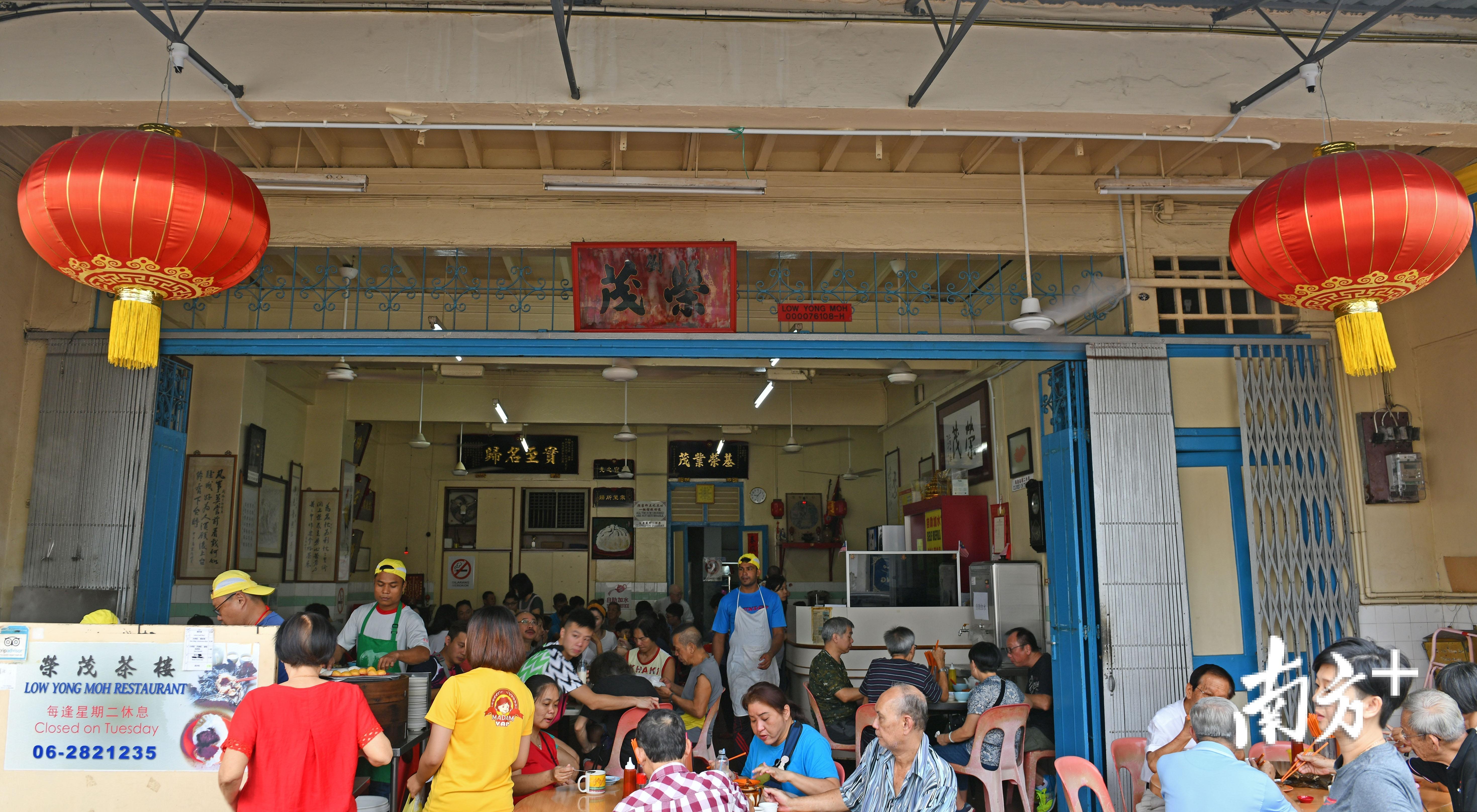 在马六甲荣茂茶室每天都有很多岭南人光顾。戴嘉信 摄