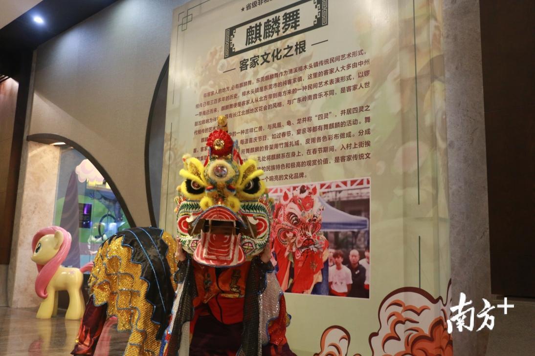 非遗文化项目麒麟舞亮相2019温泉大会。杨溢子 摄