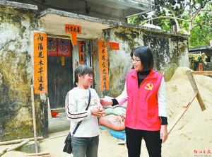 党员志愿者在周瑞霞家了解房子装修情况。李向东 摄