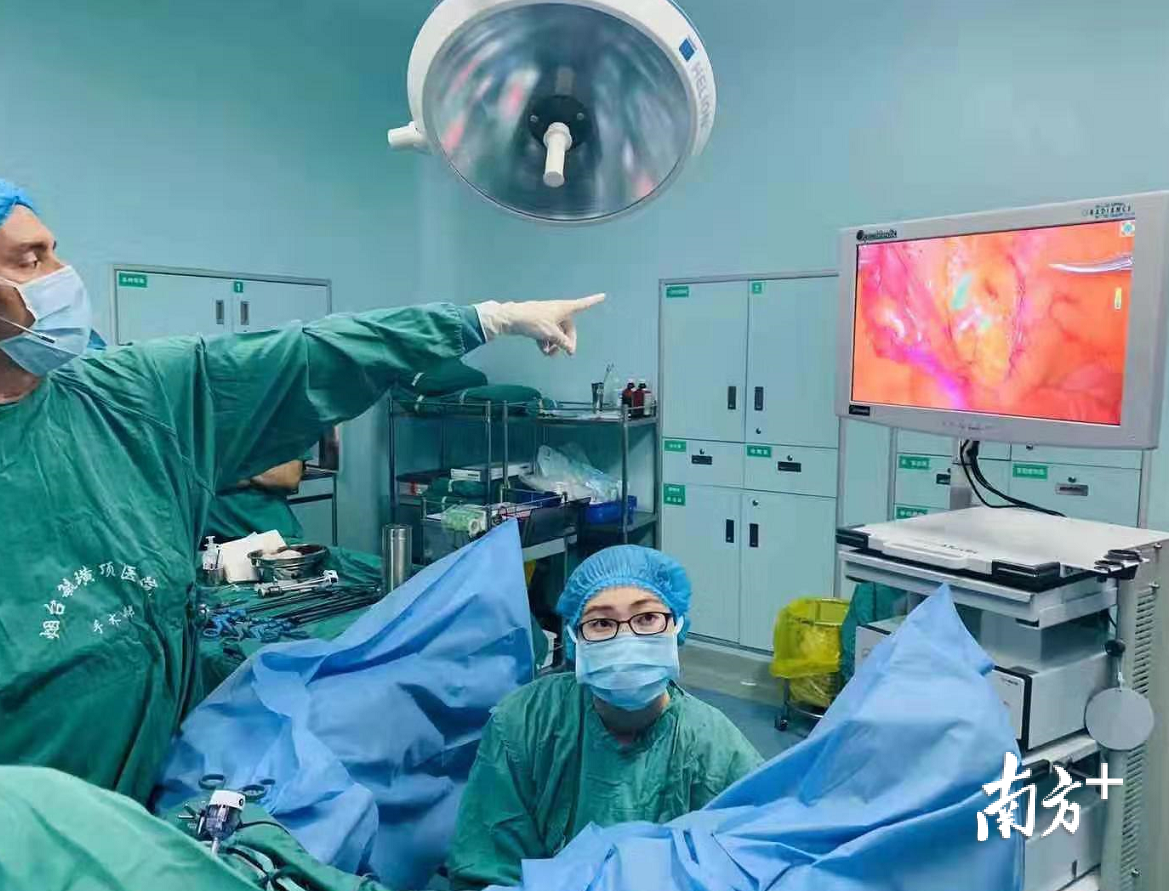 青岛大学附属烟台毓璜顶医院使用欧谱曼迪高清荧光内镜系统,成功为一70岁子宫内膜癌恶性肿瘤患者进行子宫全切除手术。受访企业供图 青岛大学附属烟台毓璜顶医院使用欧谱曼迪高清荧光内镜系统,成功为一70岁子宫内膜癌恶性肿瘤患者进行子宫全切除手术。受访企业供图