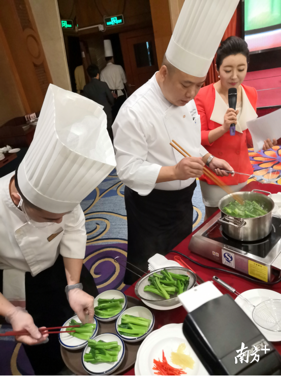 中国烹饪大师现场烹饪连州菜心。记者林伟杰 摄