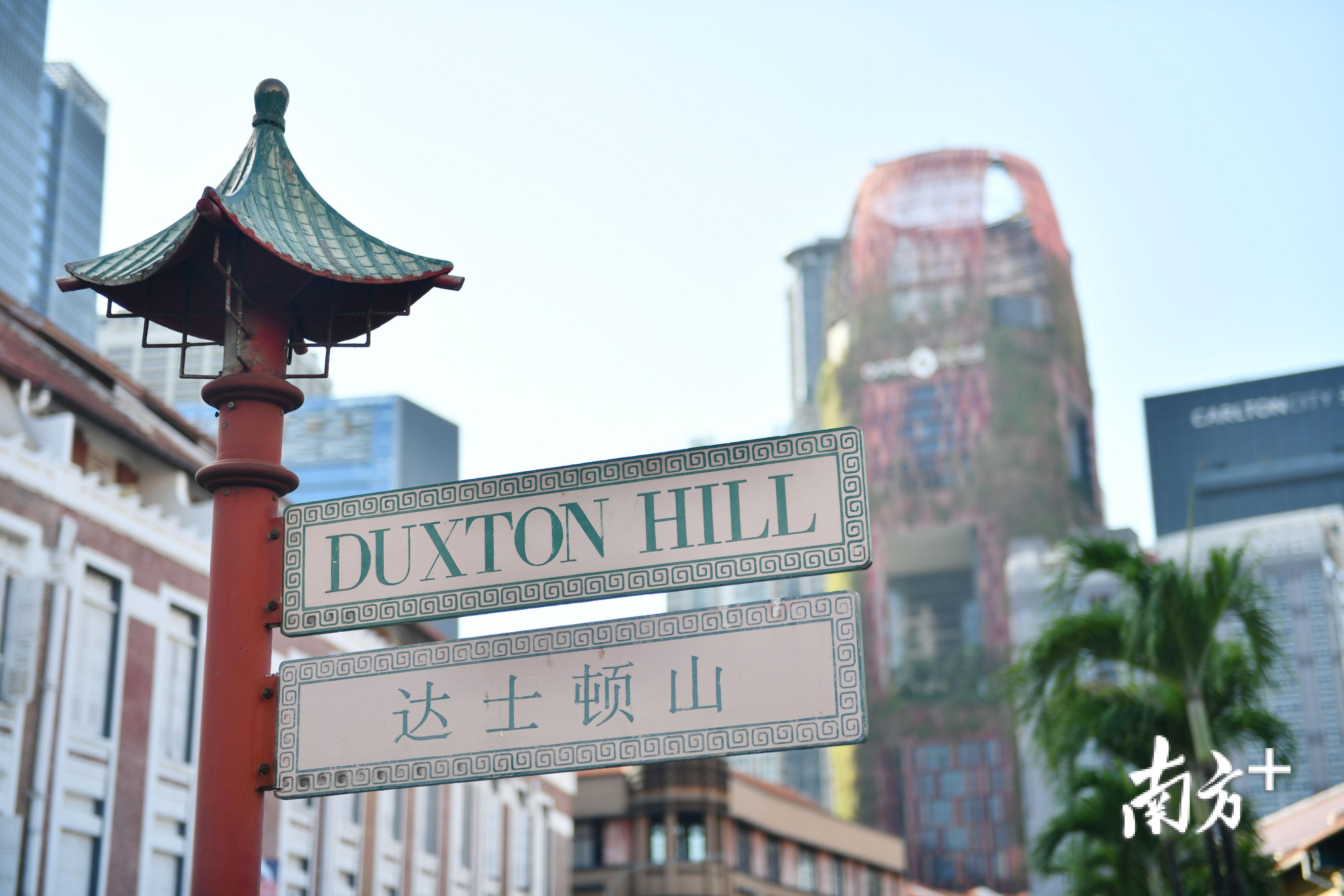 走在街头，你仿佛走在一个热闹的中国商业街区。戴嘉信 摄