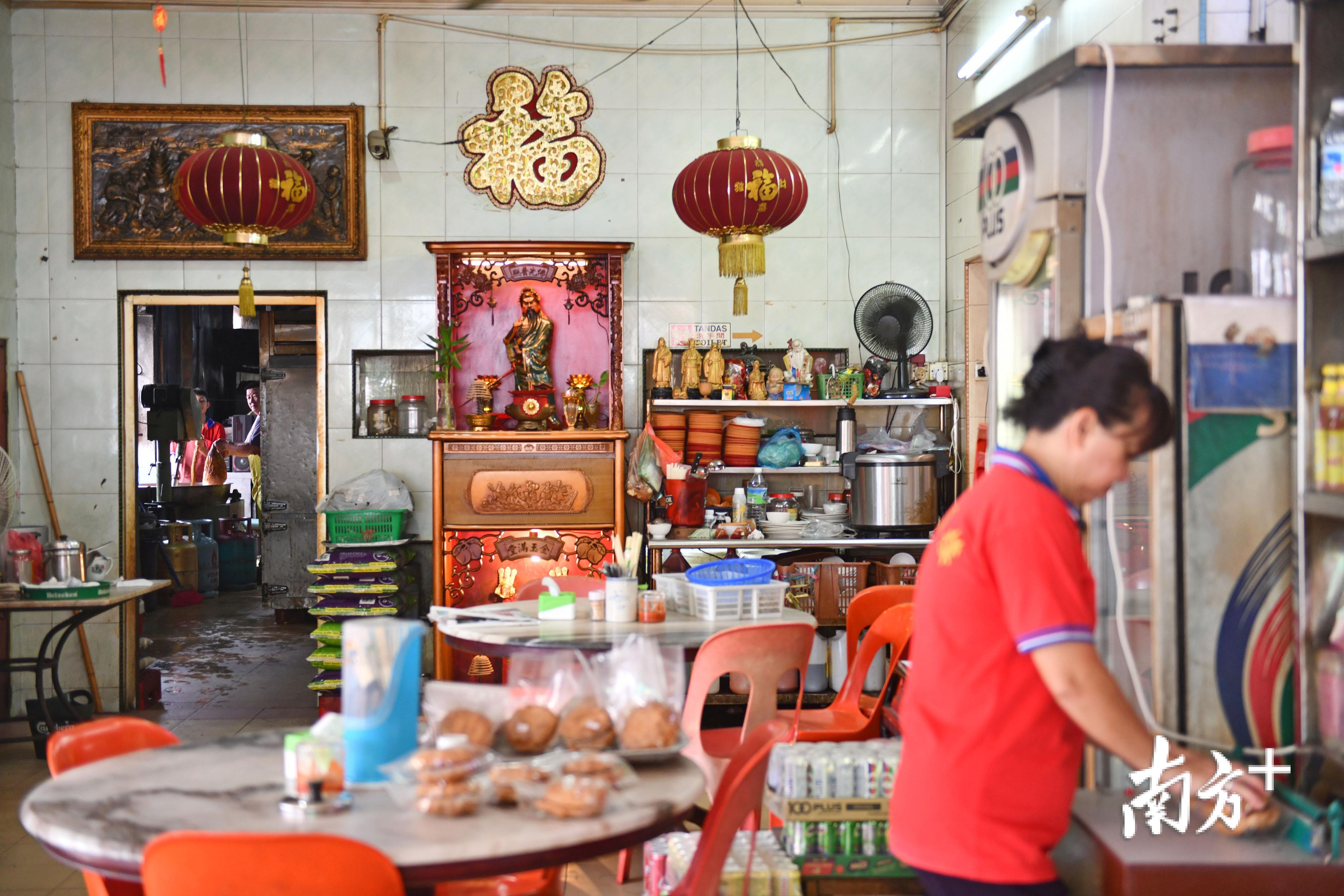 金宝游记酒楼内安放着关羽雕像，酒楼的装潢也是充满了中国味。