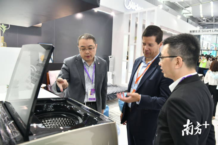 2019广东国际家电博览会美的展区,外商了解新款家电产品。南方+记者 戴嘉信 摄 2019广东国际家电博览会美的展区,外商了解新款家电产品。南方+记者 戴嘉信 摄