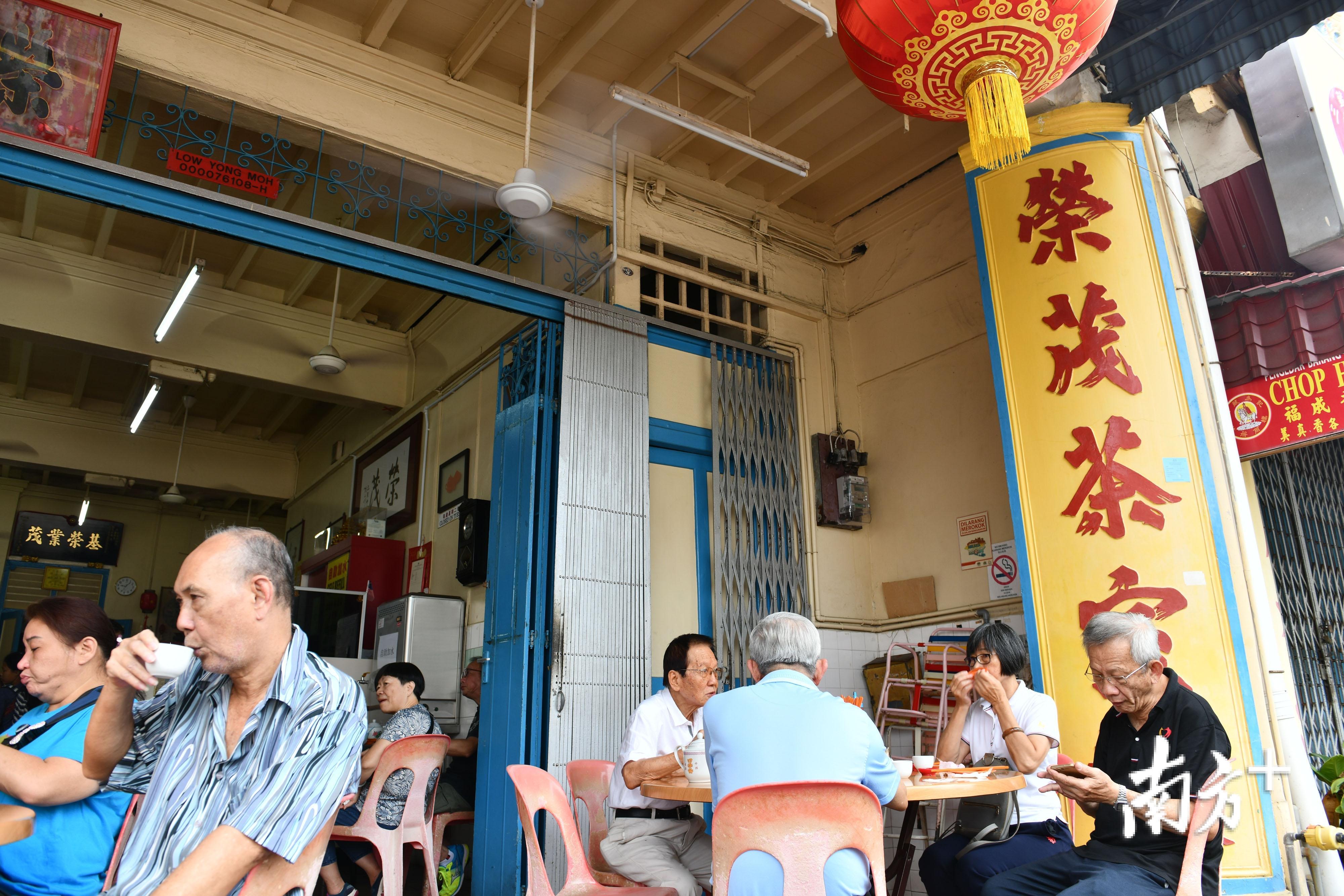 在马六甲的荣茂茶室，每天都有很多岭南人光顾。戴嘉信 摄
