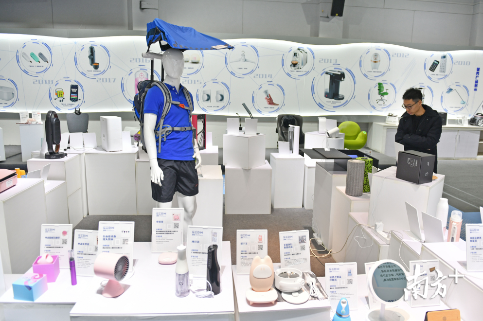广东工业设计城十年成果展,多个著名设计产品在此展示。南方+记者 戴嘉信 摄 广东工业设计城十年成果展,多个著名设计产品在此展示。南方+记者 戴嘉信 摄