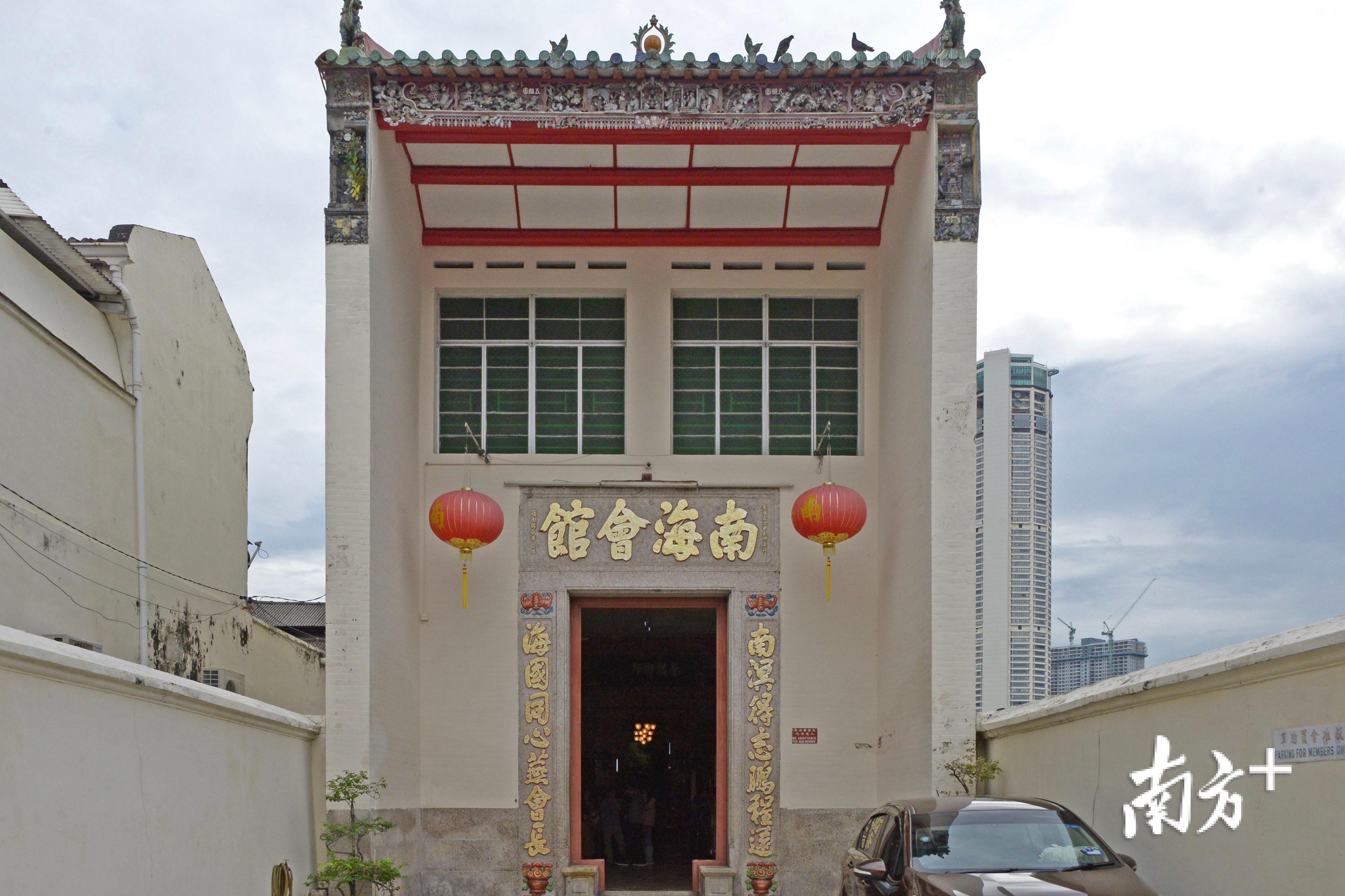 中心城区内的牛干冬街矗立着多家华人会馆。戴嘉信 摄