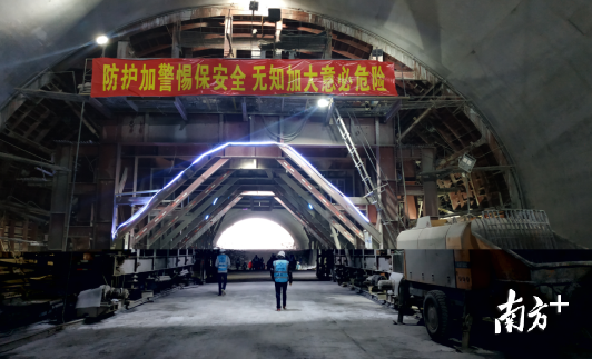 面对高危险性的隧道施工，项目部通过创新科技来“见招拆招”，加快工程进度。