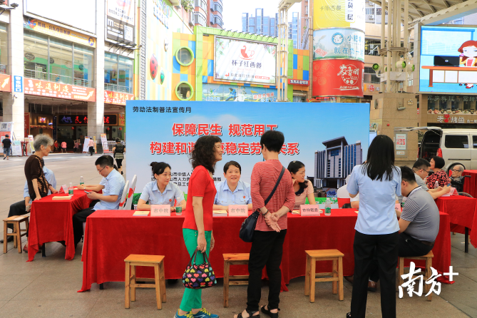 佛山中院法官上街普法，为百姓答疑解惑。佛山中院供图