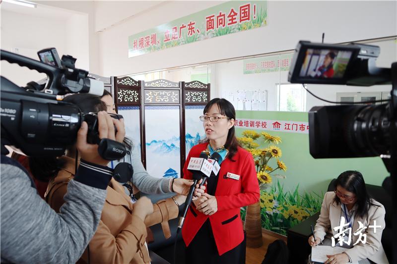 江门市中家家政服务有限公司负责人邱娜娟接受采访。 江门市中家家政服务有限公司负责人邱娜娟接受采访。