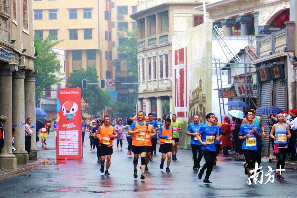 2018汕马小公园开埠区赛道上，参赛者跑在骑楼建筑间。
