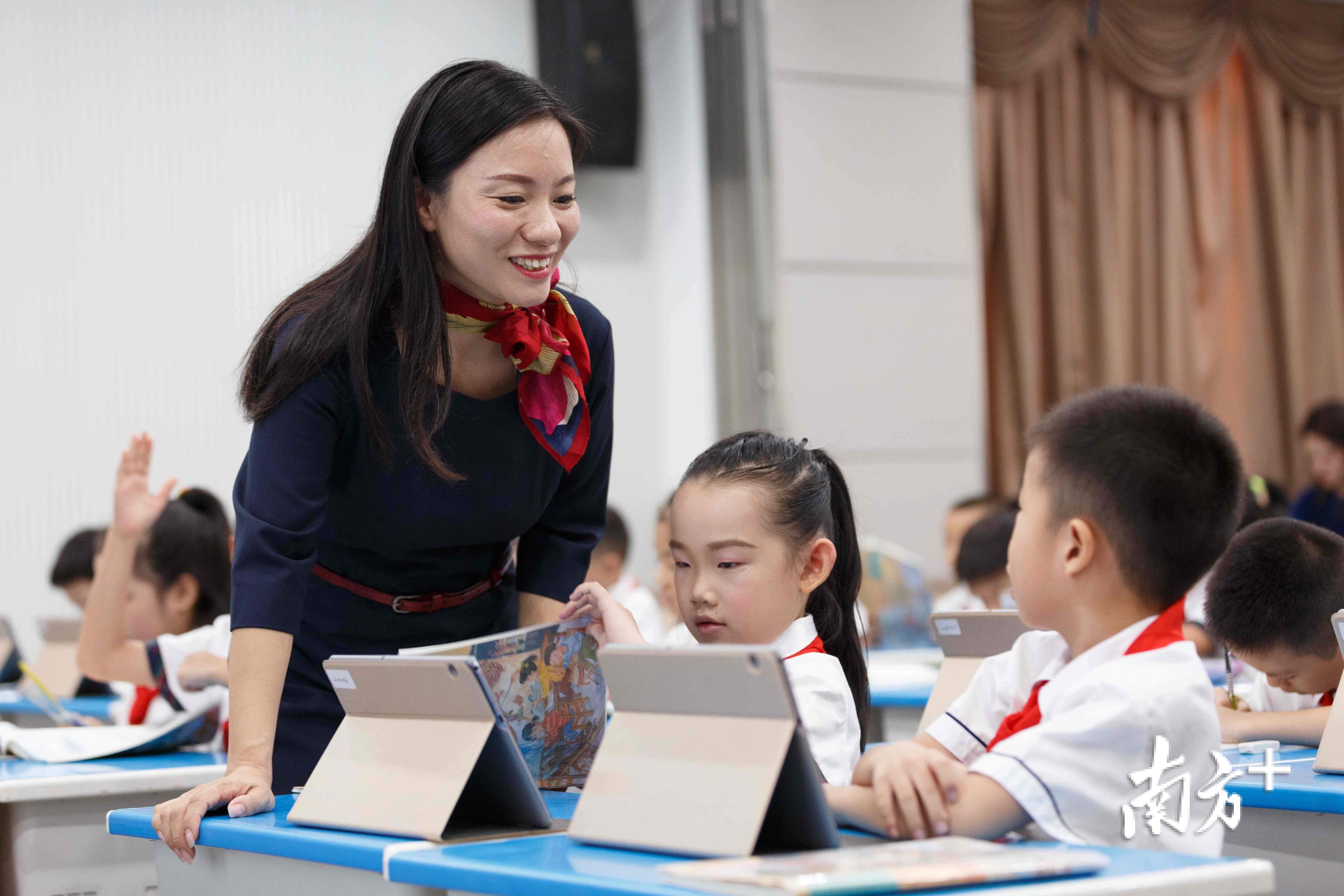 老师和学生互动