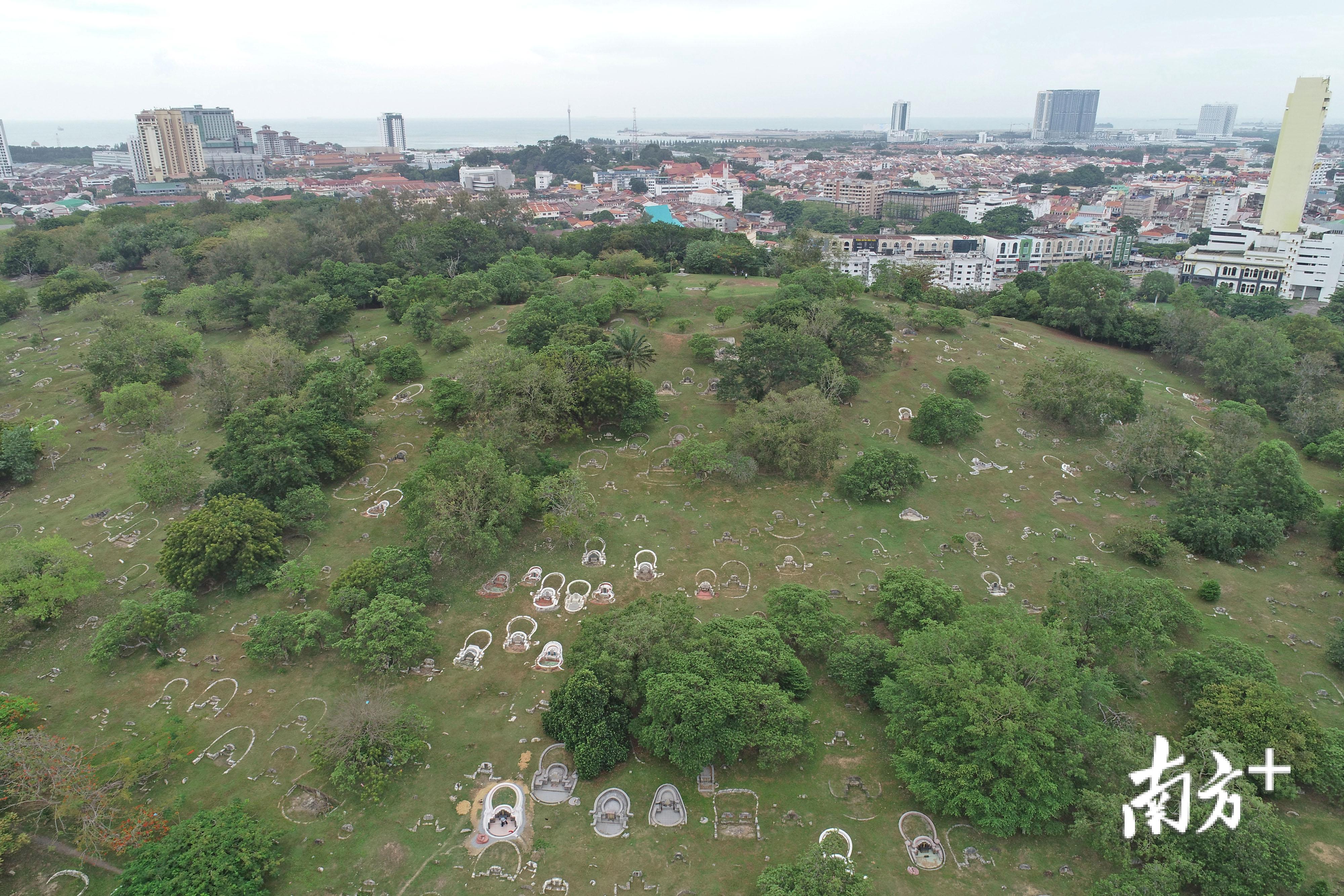 三宝山是整个马六甲市区的制高点，这里是一万五千多个华人的最后落脚点，而大部分坟墓都朝向北方，故土的方向。