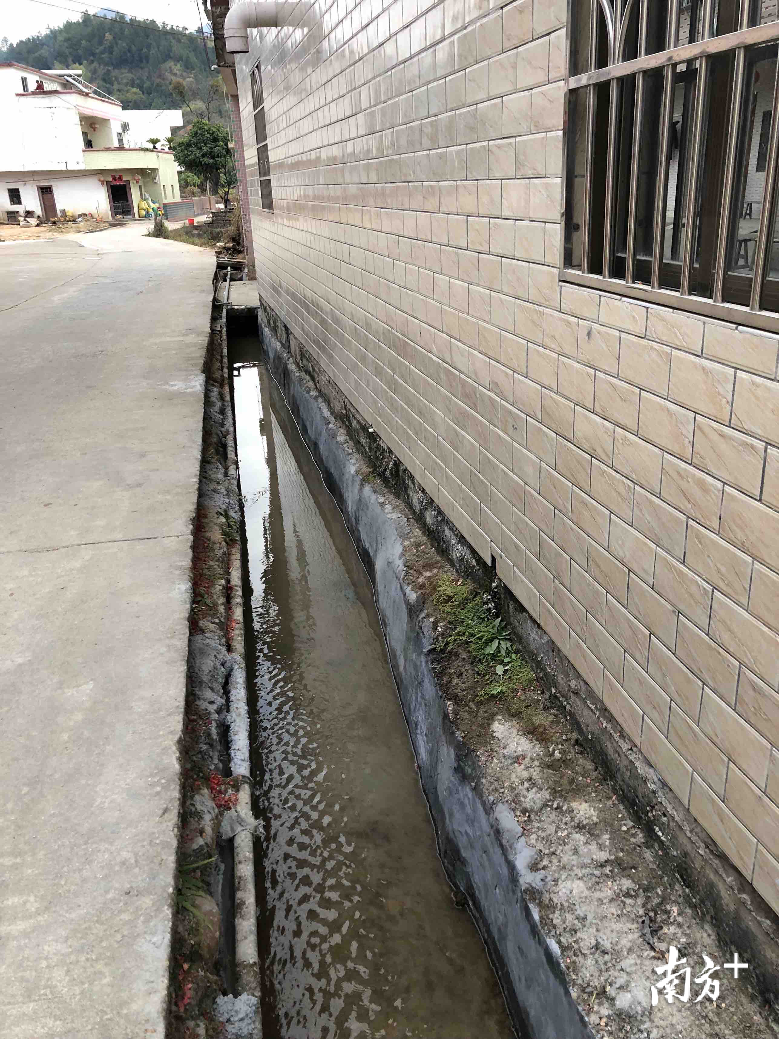 红旗村排水渠水泥化后，村里环境得到极大改善。