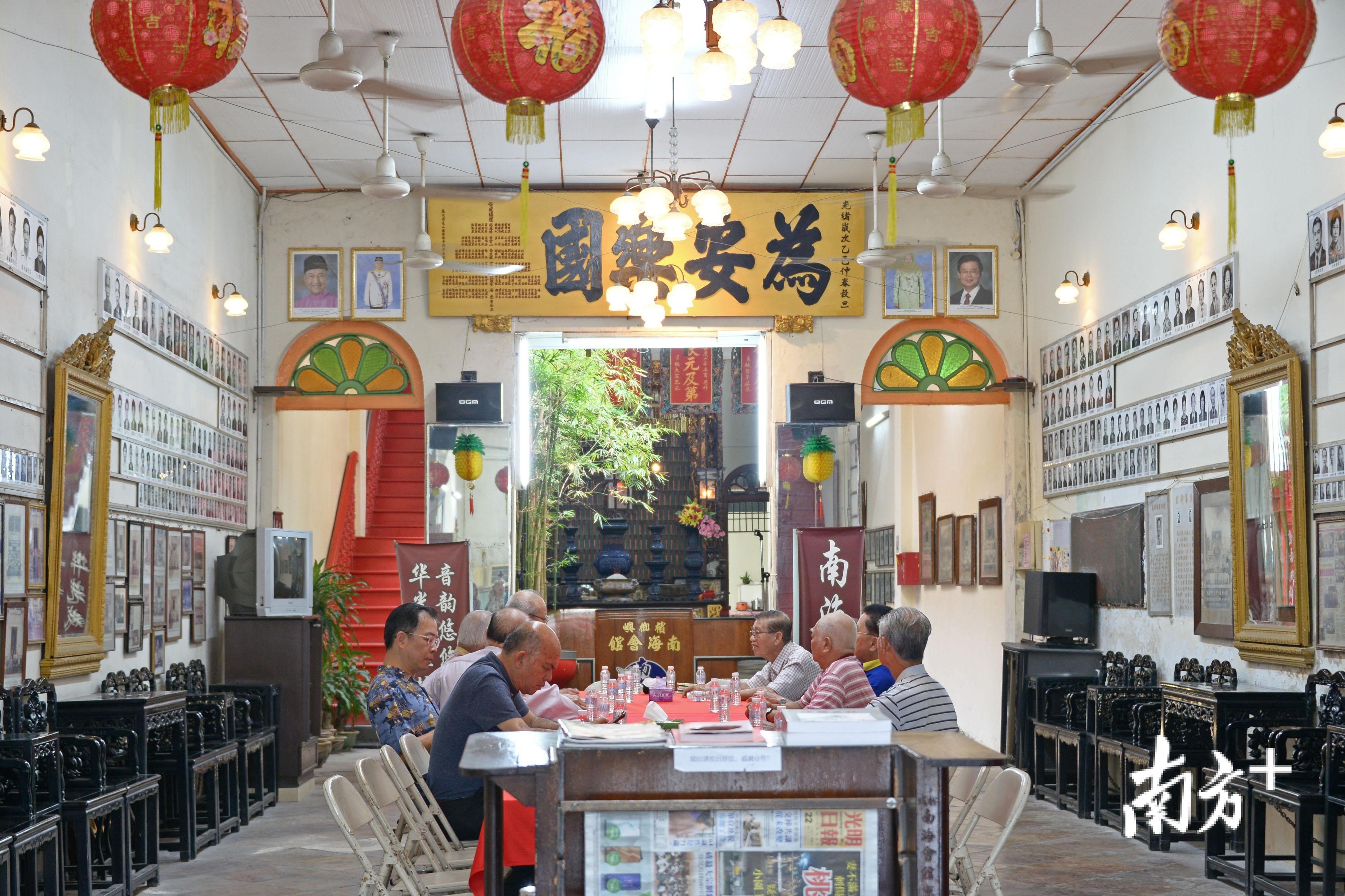 中心城区内的牛干冬街矗立着多家华人会馆。戴嘉信 摄