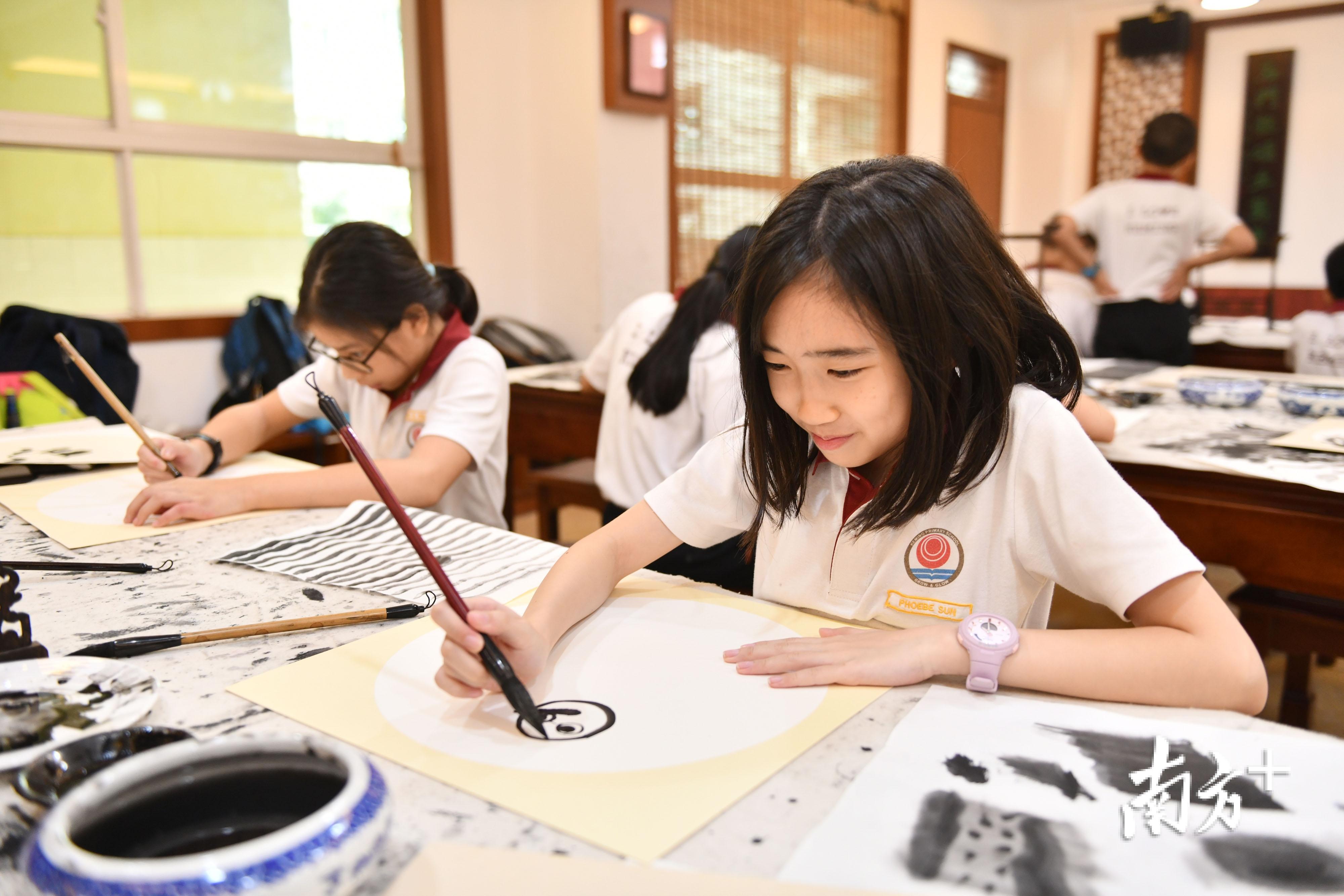 克明小学的交换生们很高兴来到南海学习。戴嘉信 摄
