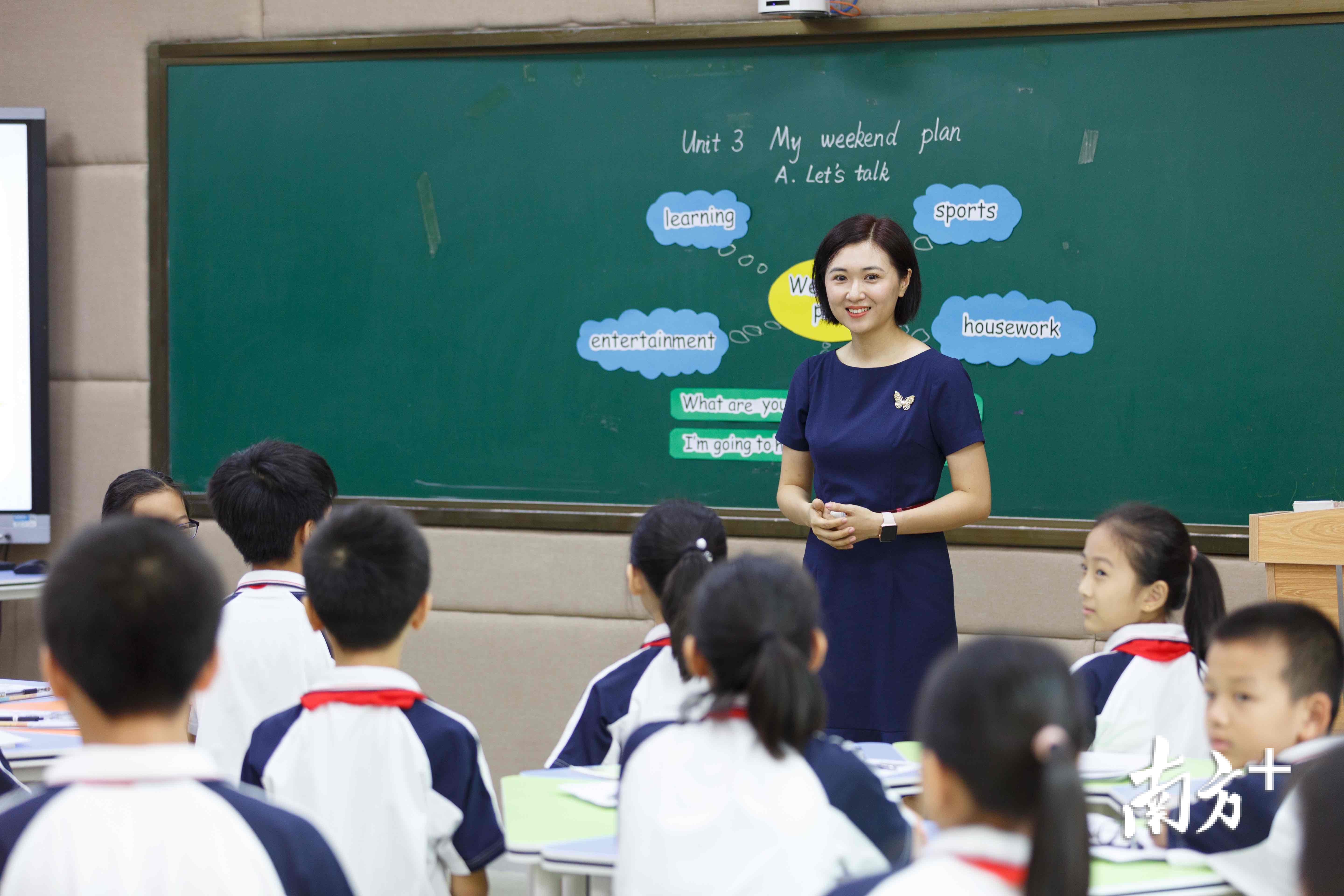 莞城中心小学教师正在上课