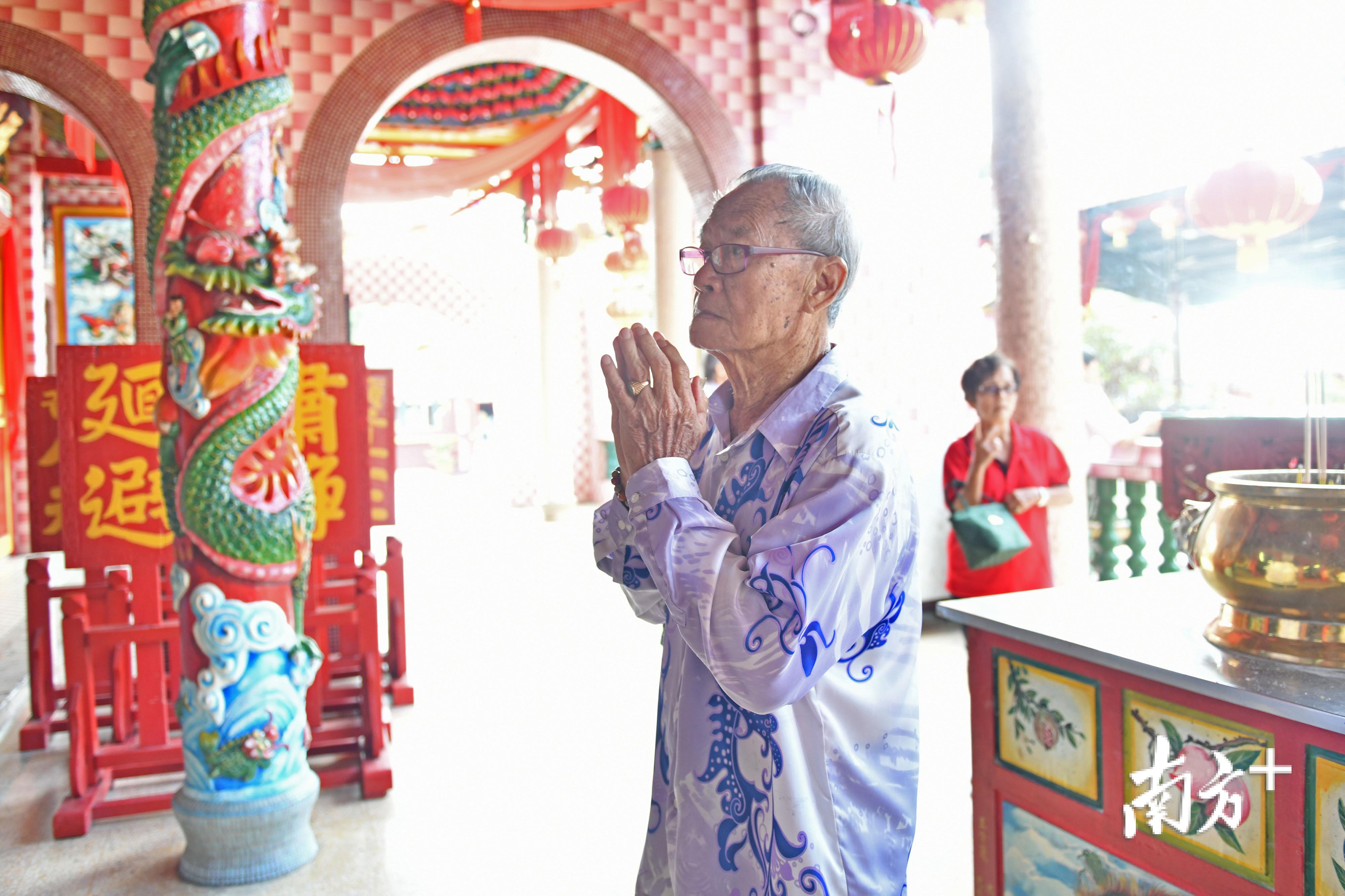 每逢节庆走进庙宇祈福，已是安顺南海侨领的一个习惯。