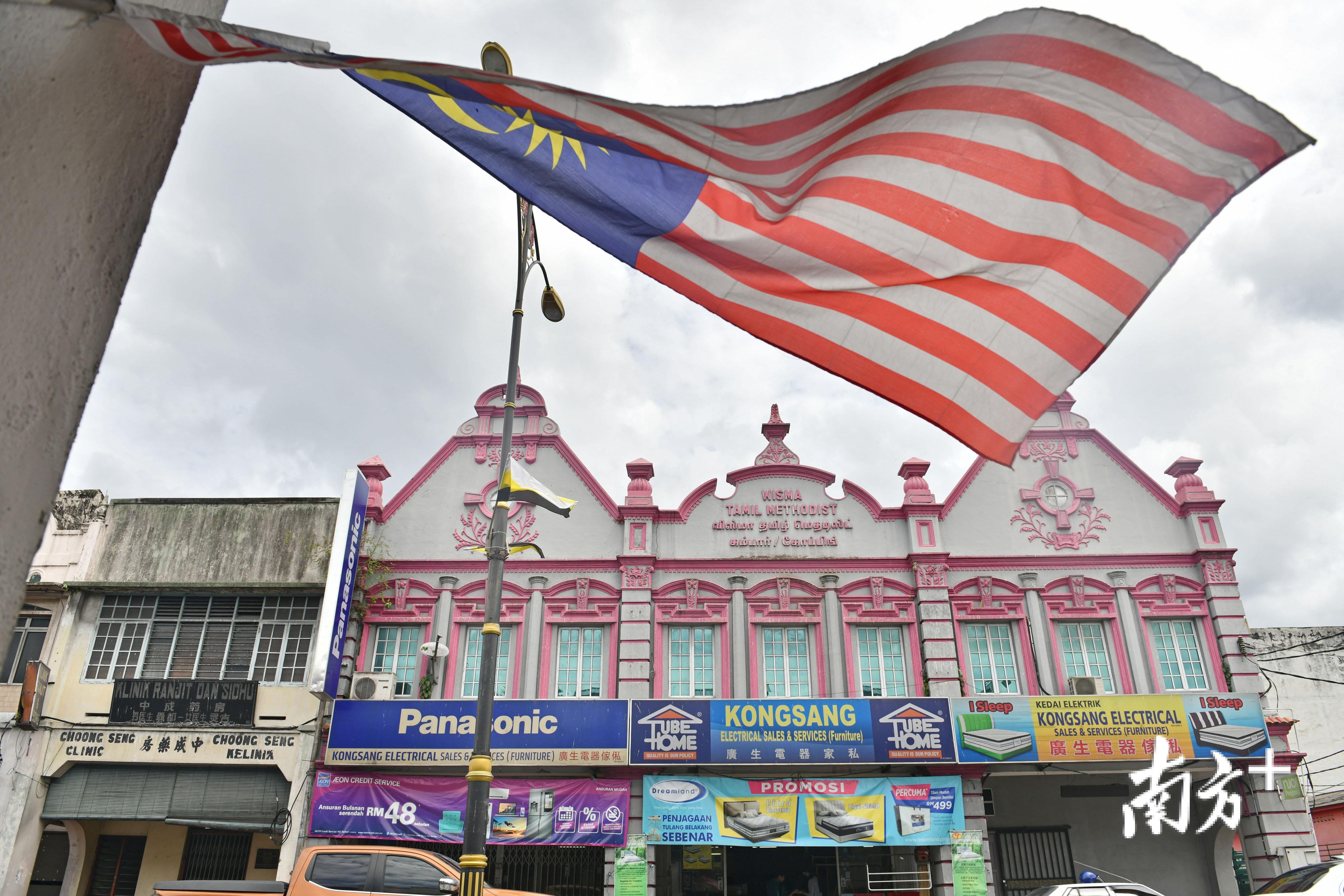 这栋靓丽的建筑曾经是余仁生家族在金宝开设的钱庄旧址。过去的华人就是通过它，将微薄的收入寄回家乡。