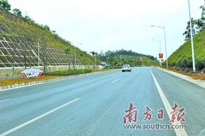  平坦、通畅的新兴县二环路。冯凯思 摄
