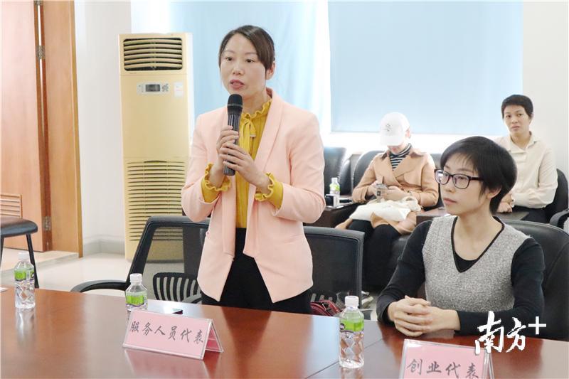 最美家政人严萍接受采访。 最美家政人严萍接受采访。