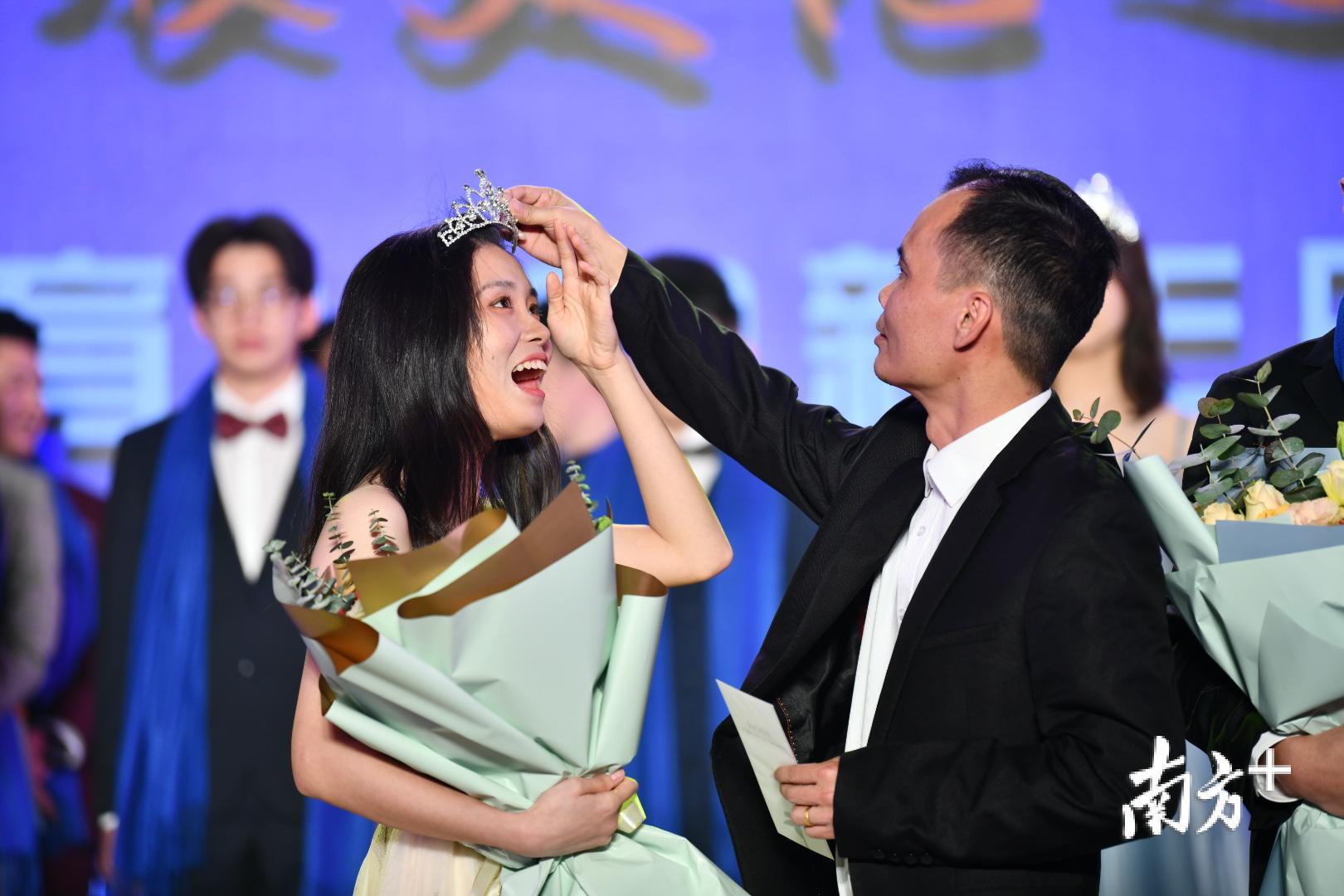 台上,父母给孩子们加冠绶带。 台上,父母给孩子们加冠绶带。