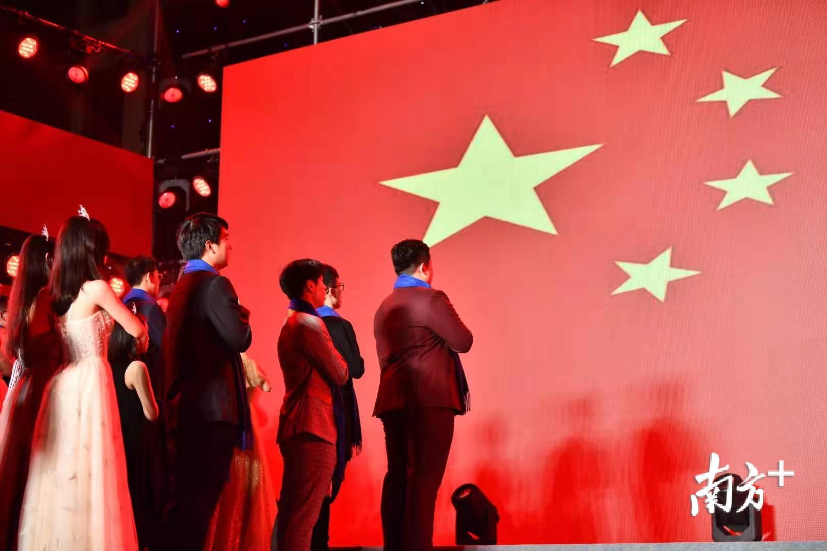 毕业生们面向国旗进行宣誓。 毕业生们面向国旗进行宣誓。