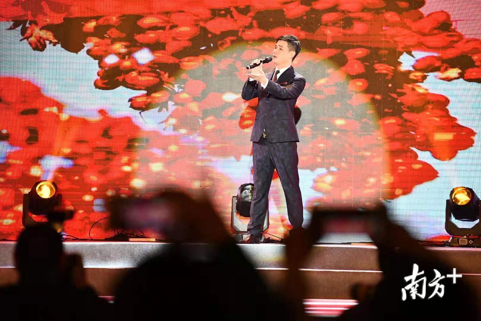 邱咏仪同学和任树功老师、贺鑫凯老师带来歌曲《九儿》。 邱咏仪同学和任树功老师、贺鑫凯老师带来歌曲《九儿》。