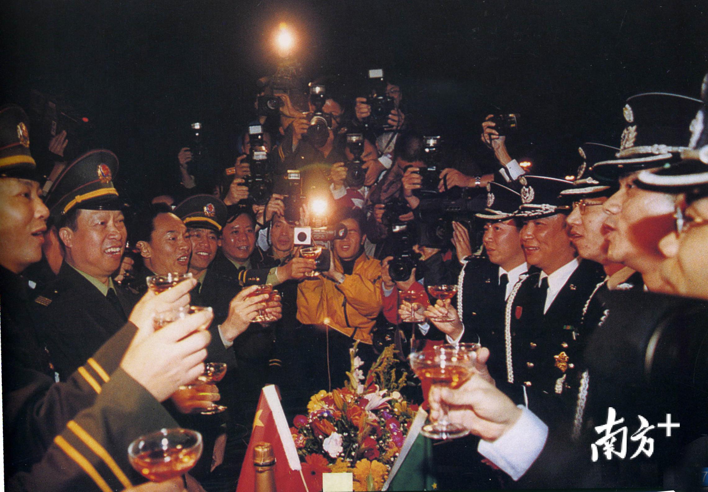 林涛摄1999年12月19日晚21点左右,珠澳两地警方来到边界线上,欢聚一堂