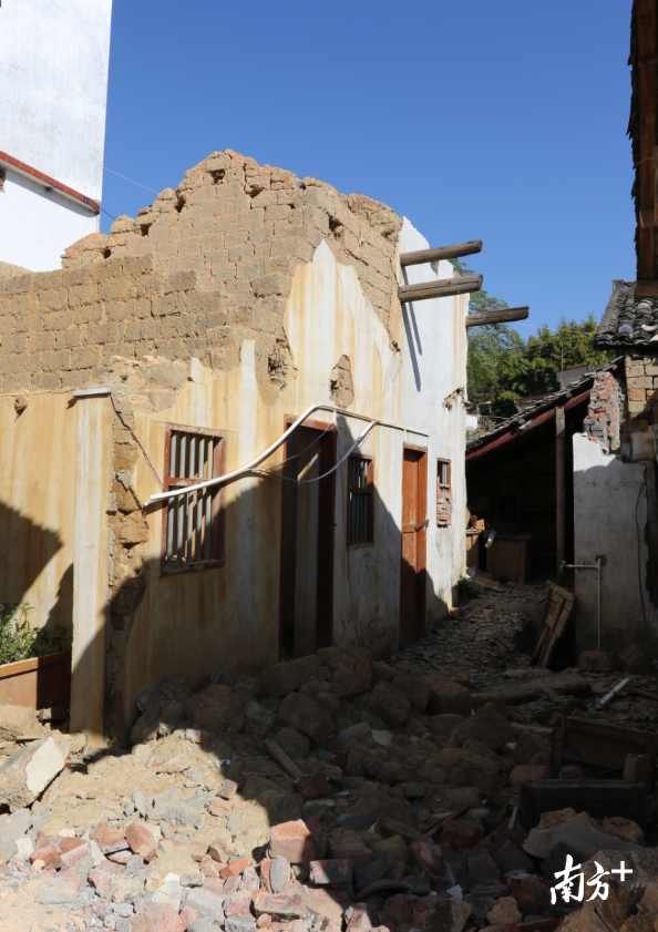 刘溅英一家人此前借住的房子，在今年6月那场特大暴雨中，被冲刷浸泡倒塌。