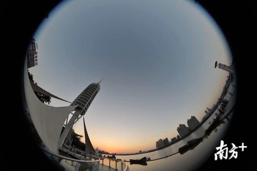 《霞享东江沙》。霞光下透视东江沙公园，天空、城市、水景共融共生。（高涛 摄）