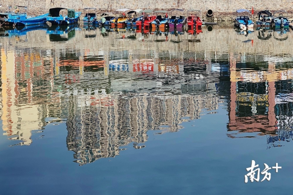 《水上城市》。建筑的倒影在水面中映射荡漾开来，好一幅东方威尼斯的美景。（麦粤鹏 摄）