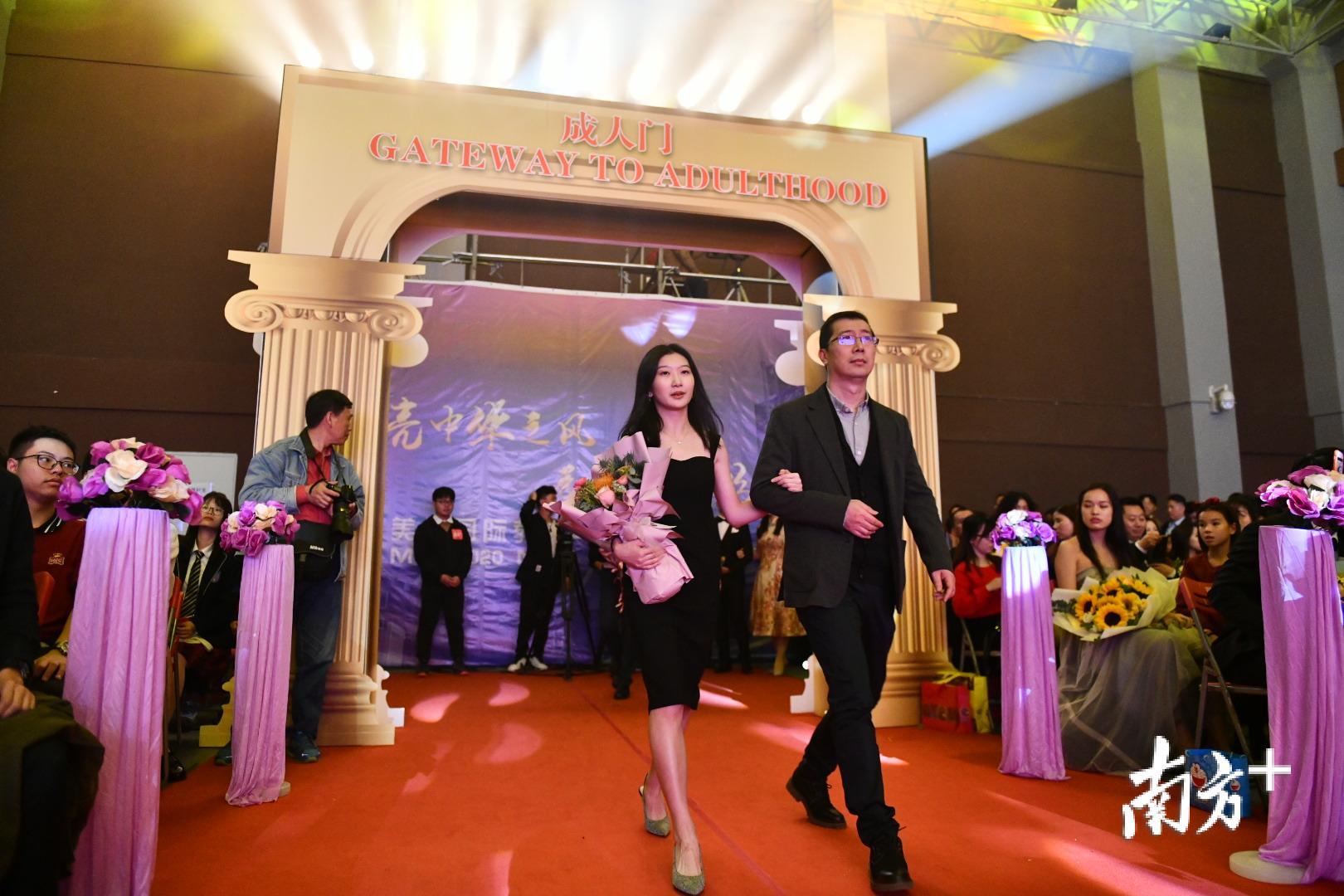 父母带孩子走过“成人门”。 父母带孩子走过“成人门”。