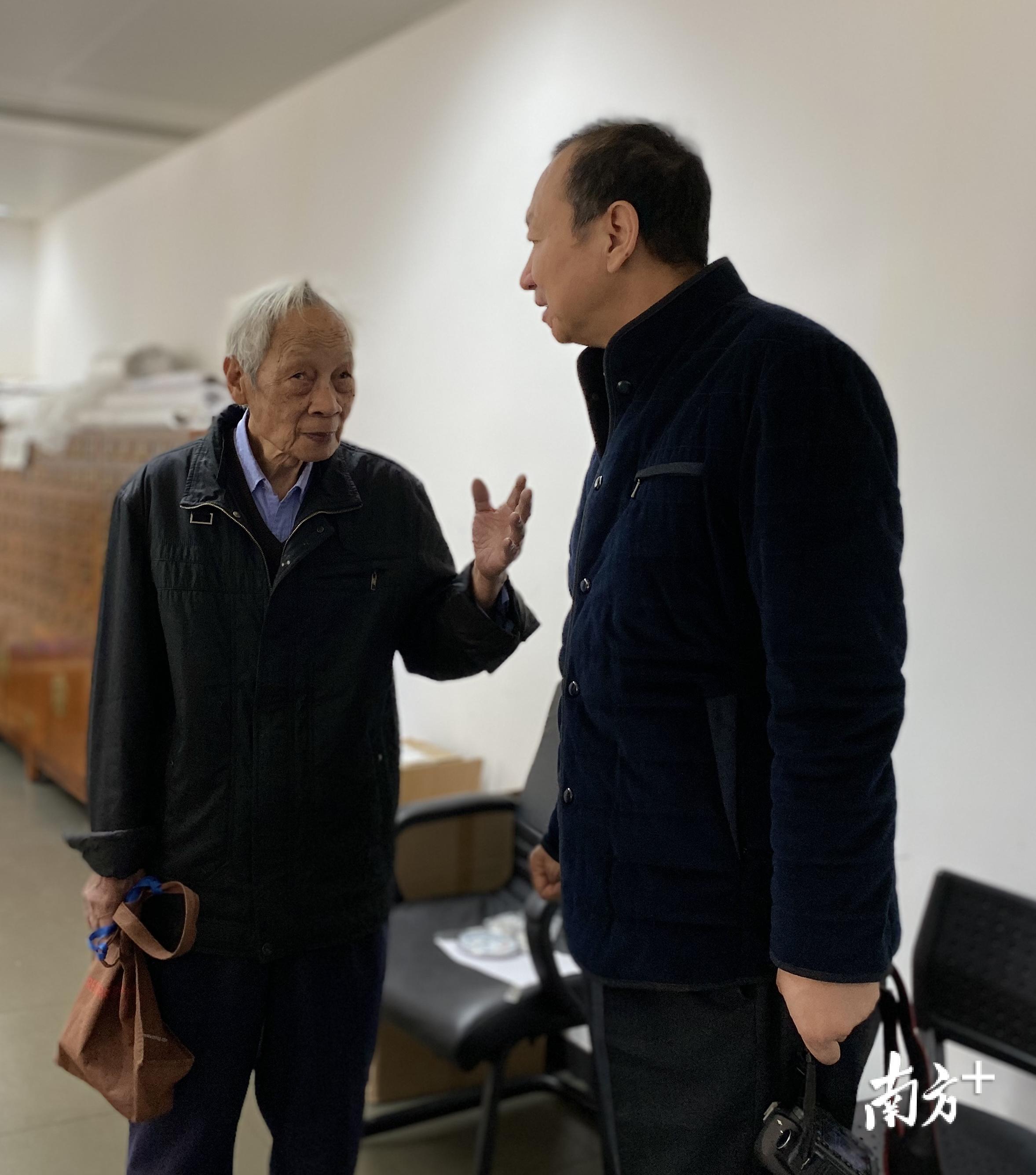 杨宝霖为韦力介绍自己的藏书。 万佩珊 摄 杨宝霖为韦力介绍自己的藏书。 万佩珊 摄