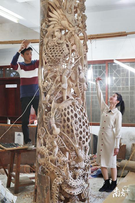 李照一在创作的这件作品还要数年才能完成。 李照一在创作的这件作品还要数年才能完成。