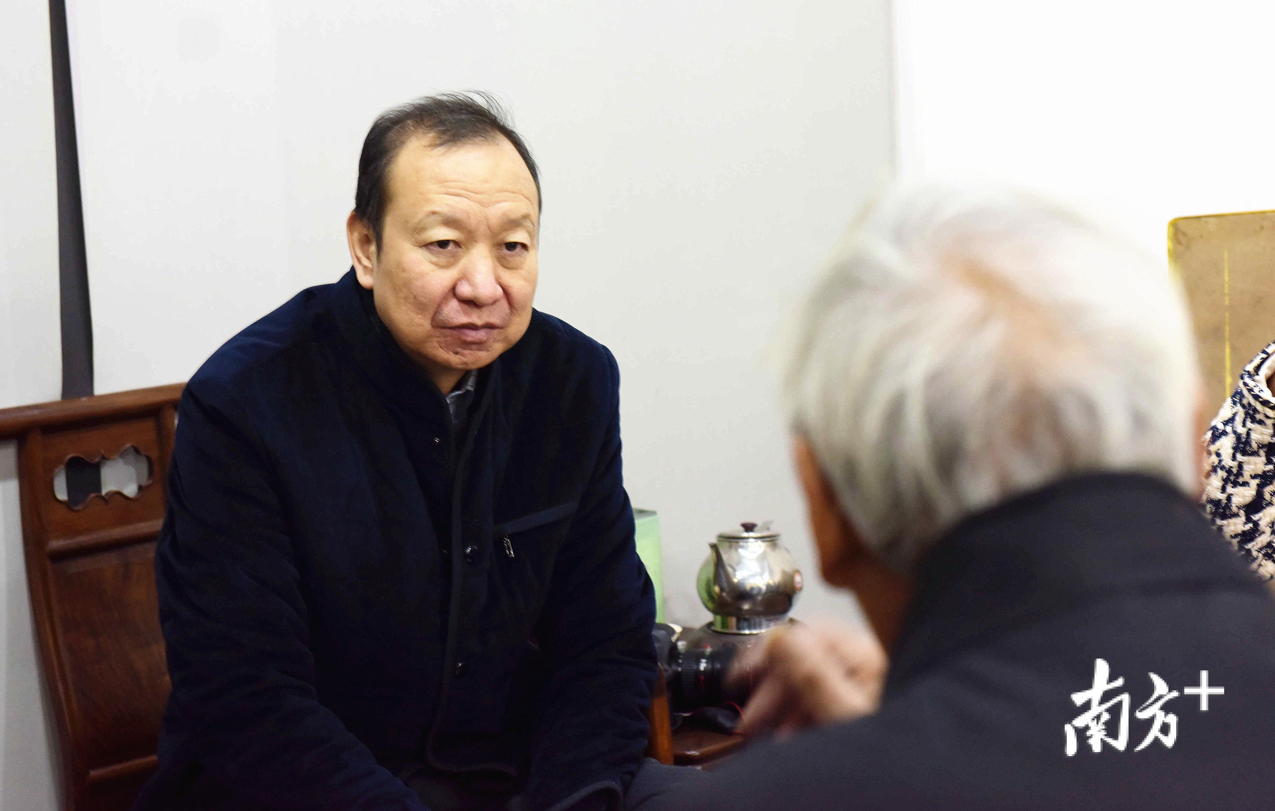 韦力与杨宝霖展开对话。 莞城图书馆供图 韦力与杨宝霖展开对话。 莞城图书馆供图