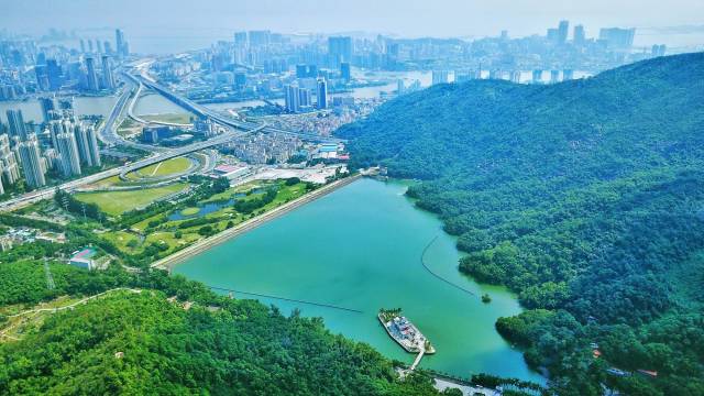 1959年，与澳门隔水向望的竹仙洞水库大坝开工建设，启动了珠海对澳门供水的历史，如今正是一甲子的岁月，珠澳人民“同饮一江水”的感情也越发醇厚。图为竹仙洞水库。