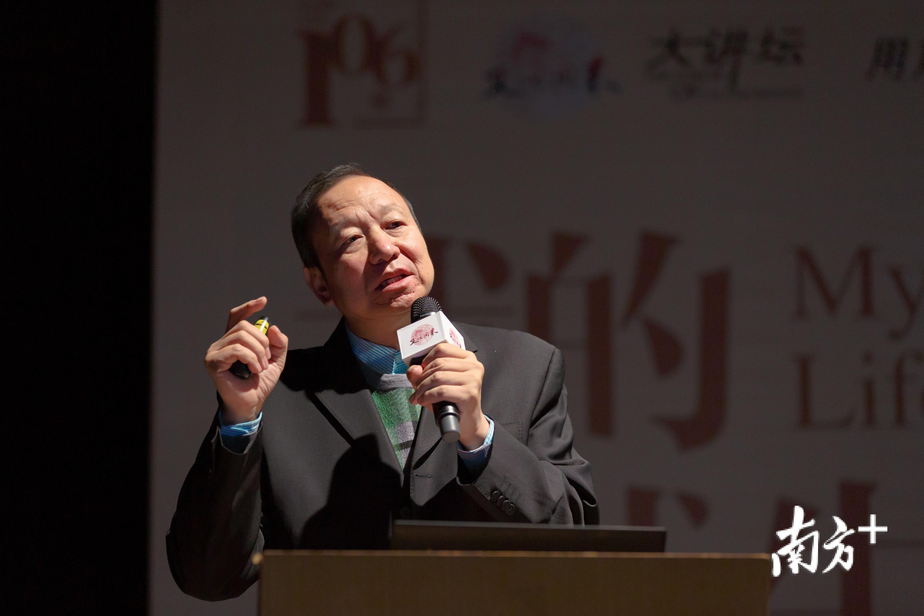 韦力细说古籍故事及寻访藏书楼的经历,分享自己的“书式生活”。 刘中 摄 韦力细说古籍故事及寻访藏书楼的经历,分享自己的“书式生活”。 刘中 摄