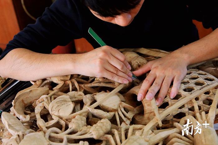 潮州木雕作品需要千刀万凿的精细工夫 潮州木雕作品需要千刀万凿的精细工夫