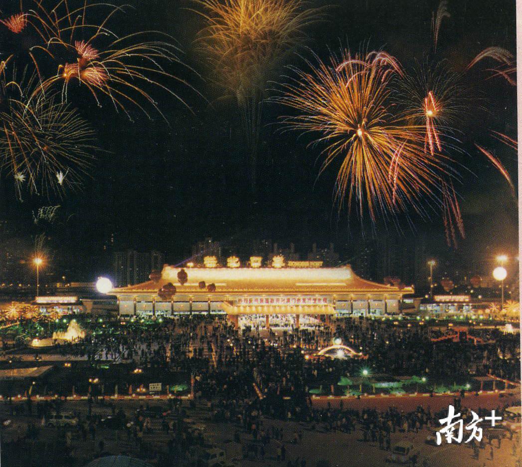 澳门回归前夕,拱北口岸火树银花。林涛摄 澳门回归前夕,拱北口岸火树银花。林涛摄
