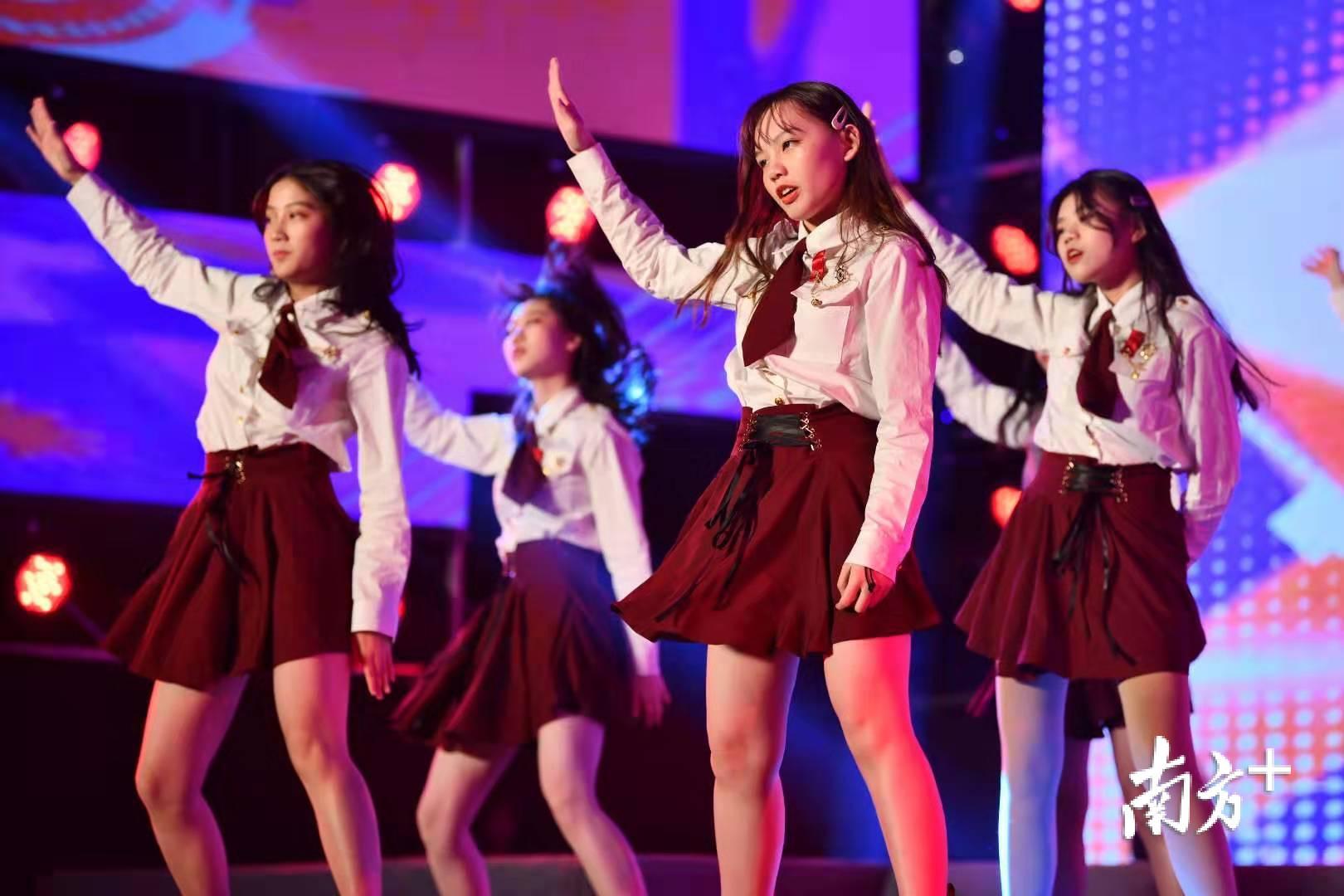 来自MIC舞蹈社的同学们带来一支劲爆热烈的舞蹈《Kill this love》。 来自MIC舞蹈社的同学们带来一支劲爆热烈的舞蹈《Kill this love》。