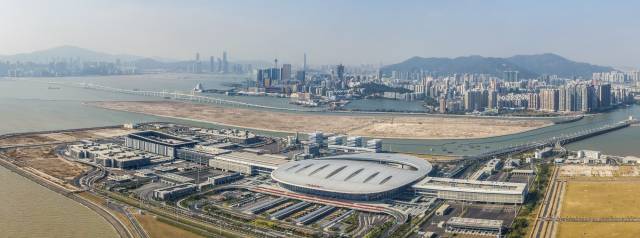 一桥飞跨三地的港珠澳大桥已通车1年有余，正发挥着越来越重要的通道与纽带作用。图为港珠澳大桥珠海公路口岸。