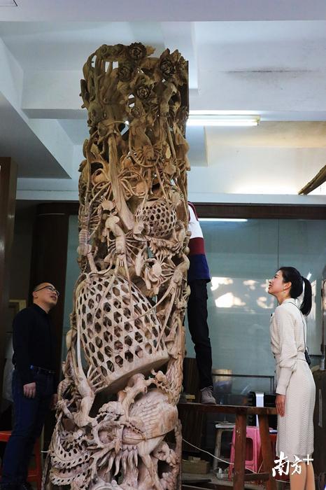 这件尚在创作的作品高约3米,还要数年才能完工。 这件尚在创作的作品高约3米,还要数年才能完工。